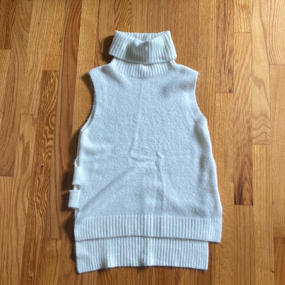 Bishop + Young white sleeveless sweater size large